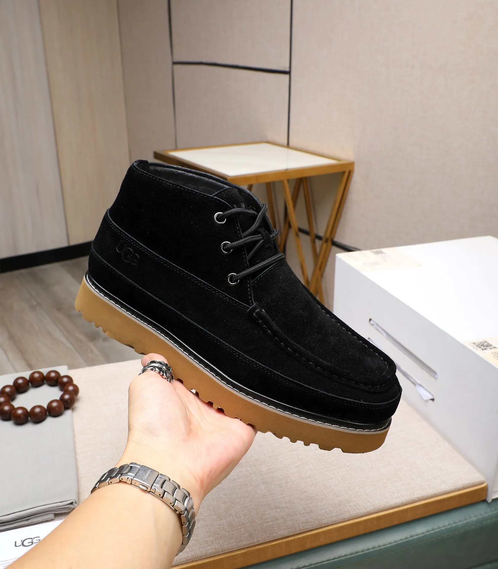 Men's shoes 💰600 (full genuine wool lining, 10% off for fake ones) Please note the quality of the original item and compare the thickness of the wool 🏮🏮 Popular UGG from Australia's warm luxury brand men's shoes, the official website is synchronized, Beckham men's style..., made of imported top-layer waxed cowhide, waxed toe cap, Australian real wool velvet lining Carefully sewn...Imported rubber Martin boots outsole (comfortable, soft, wear-resistant) The quality is really great...Exquisite workmanship, you can't put it down at first sight, size 38-44 (customized in 45)